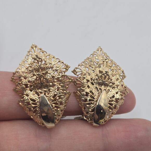 Vintage 1960s Sarah Coventry Chantilly Lace Filigree Gold Tone Clip-On Earrings - Picture 1 of 5